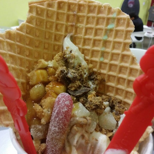 Photo taken at Menchie&#39;s by Linh N. on 12/16/2013