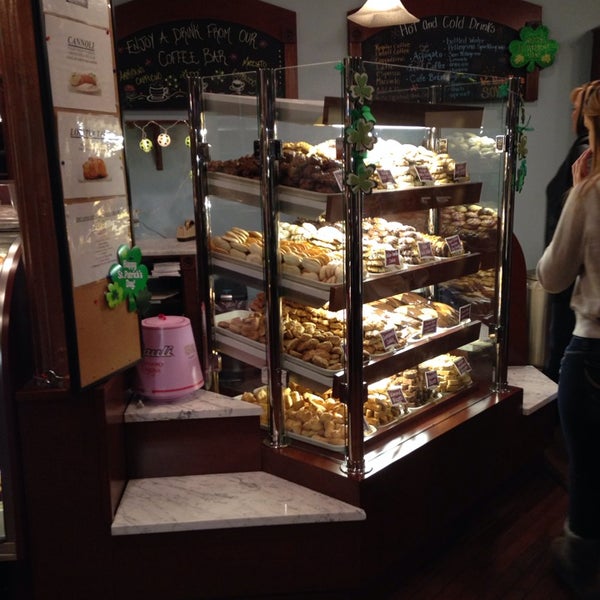 Foto scattata a Bovella’s Pastry Shoppe da Alicia F. il 3/8/2014