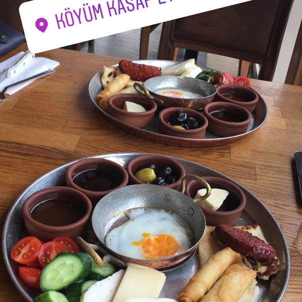 รูปภาพถ่ายที่ Köyüm Kasap &amp; Et Restaurant โดย Şahmerdan Ş. เมื่อ 5/19/2018