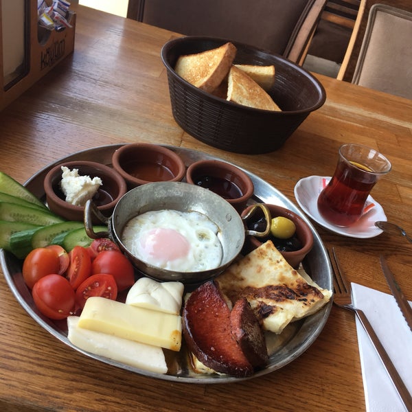 รูปภาพถ่ายที่ Köyüm Kasap &amp; Et Restaurant โดย Şahmerdan Ş. เมื่อ 4/25/2018