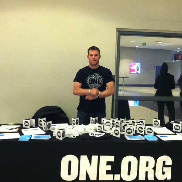 รูปภาพถ่ายที่ ONE Campaign Table at Maroon 5 โดย Andrew G. เมื่อ 3/16/2013