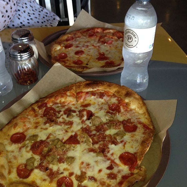 Photo taken at Pieology Pizzeria by Janice G. on 10/21/2013