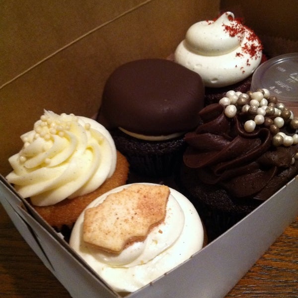 รูปภาพถ่ายที่ PURE Cupcakes โดย Lacey T. เมื่อ 12/11/2013