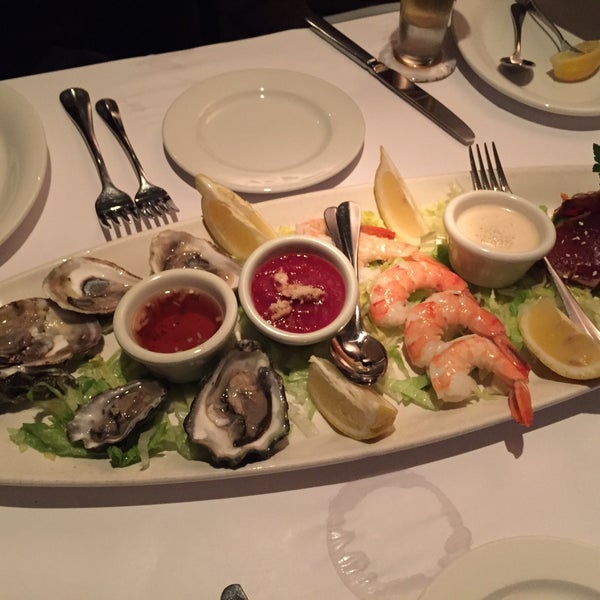 Foto tirada no(a) Scott&#39;s Seafood por Kawagishi H. em 2/4/2015