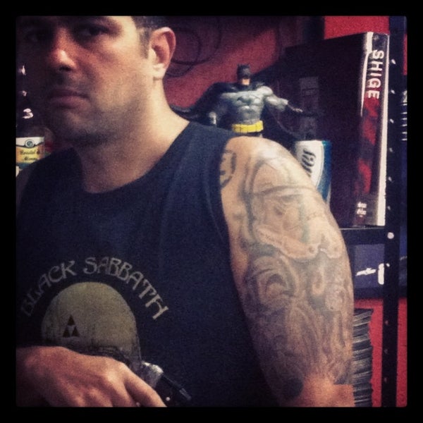 Foto scattata a Gotham Tattoo da Atila B. il 11/19/2013