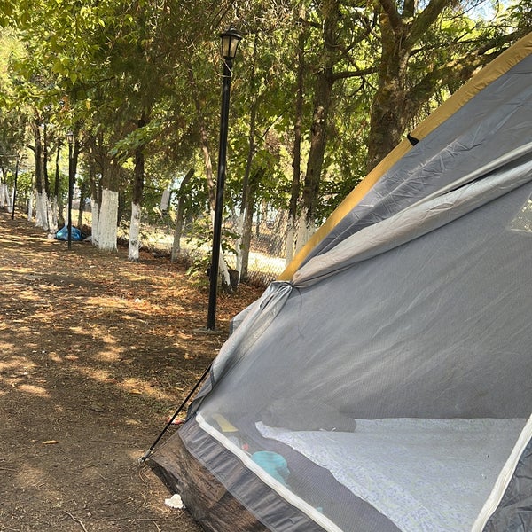 รูปภาพถ่ายที่ Saros Camping &amp; Beach Club โดย Ömür A. เมื่อ 9/1/2022