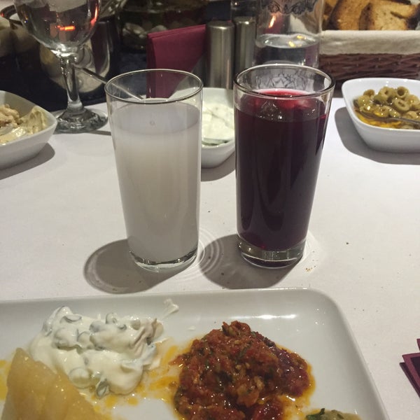 Foto tirada no(a) Cosy Wine &amp; Dine por Ahmet O. em 12/21/2015