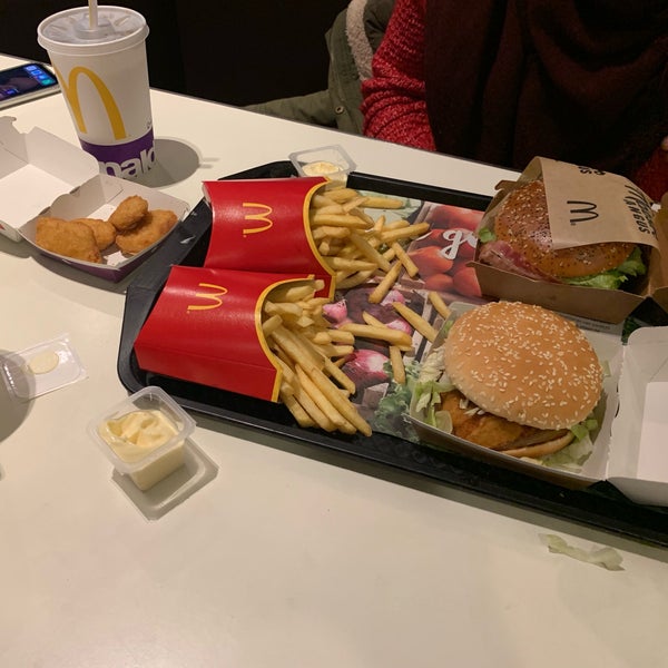 รูปภาพถ่ายที่ McDonald&#39;s โดย Kristof D. เมื่อ 12/21/2018