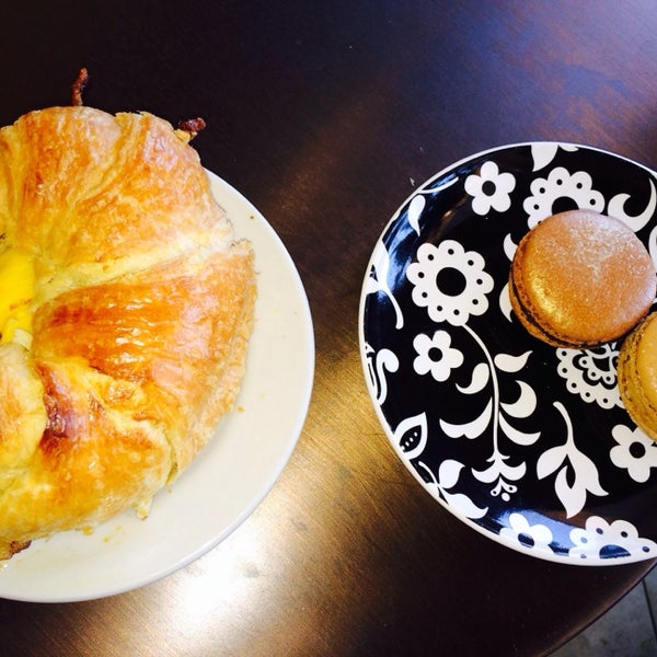 Foto diambil di Glazed Doughnuts &amp; Cafe oleh Andrea M. pada 5/20/2014