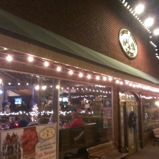 Снимок сделан в Center Street Tavern пользователем Cassandra B. 12/13/2013