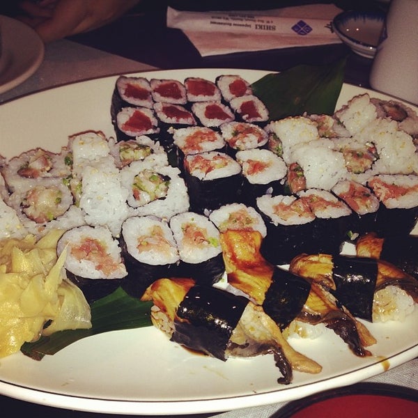 12/19/2013 tarihinde Michelle Y.ziyaretçi tarafından Shiki Japanese Restaurant'de çekilen fotoğraf
