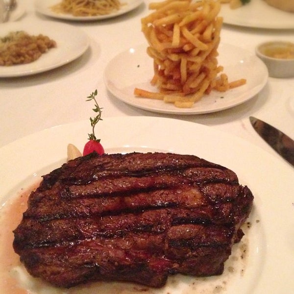Foto tirada no(a) Elbert&#39;s Steak Room por Michael T. em 9/2/2013