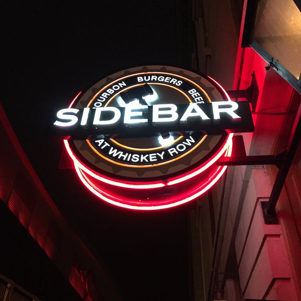 รูปภาพถ่ายที่ Sidebar at Whiskey Row โดย Brendan L. เมื่อ 11/12/2015