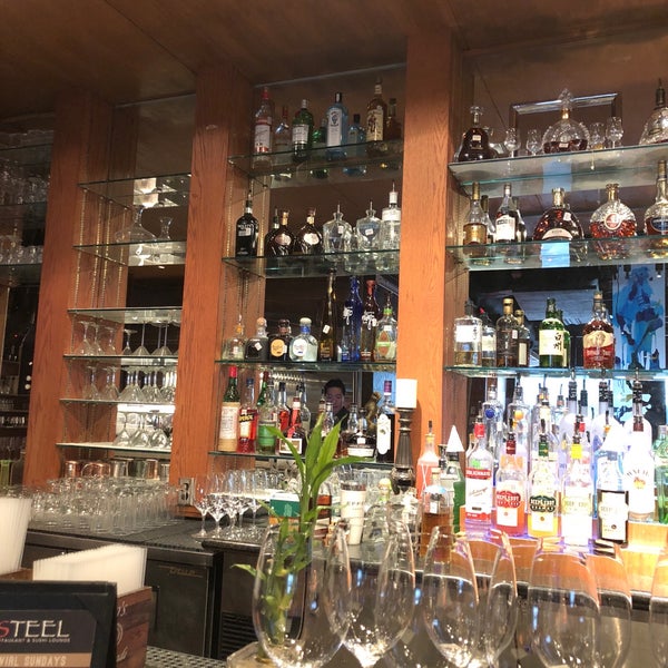 Foto tomada en STEEL Restaurant &amp; Lounge  por Chris el 7/16/2018