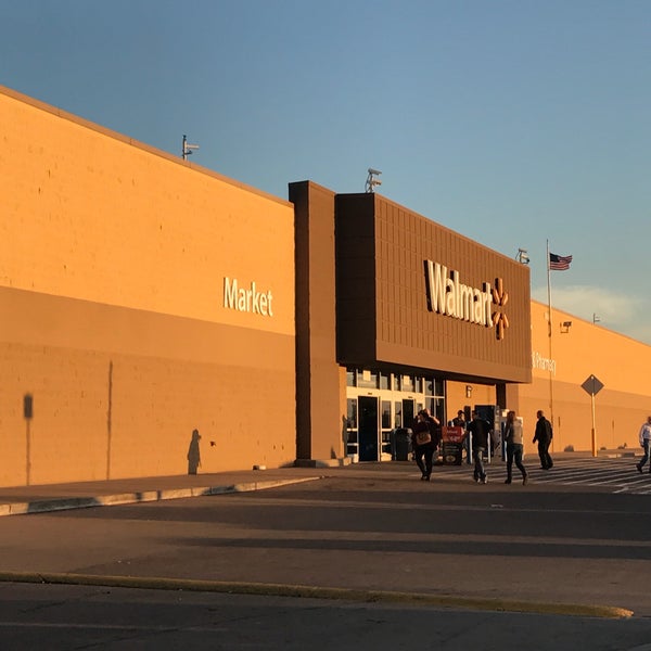 次での写真：Walmart Supercenter Vernonの大型店