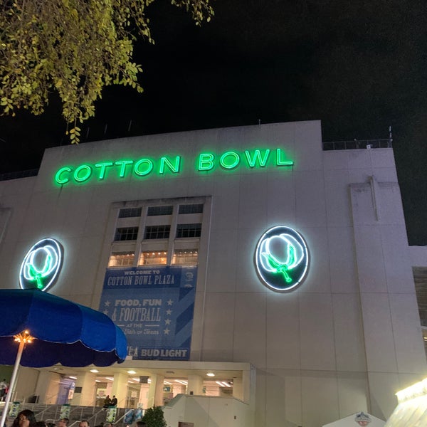 รูปภาพถ่ายที่ Cotton Bowl โดย Chris เมื่อ 10/17/2019