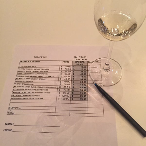 Foto tirada no(a) Cork Wine Bar por Chris em 12/18/2015