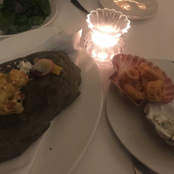 รูปภาพถ่ายที่ Caviar Seafood Restaurant โดย Sezen เมื่อ 1/28/2017