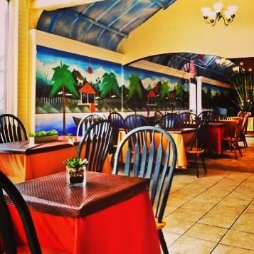 Foto tomada en Some &#39;Ting Nice Caribbean Restaurant  por Some &#39;Ting Nice Caribbean Restaurant el 11/10/2013