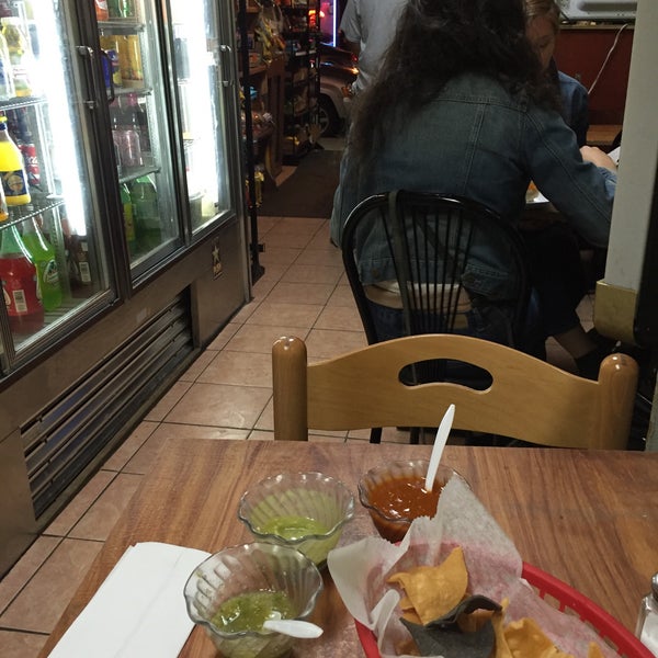 Das Foto wurde bei Zaragoza Mexican Deli-Grocery von Michael T. M. am 5/15/2016 aufgenommen