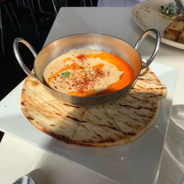 Foto tirada no(a) Tarla Mediterranean Bar + Grill por Ishani S. em 3/24/2019