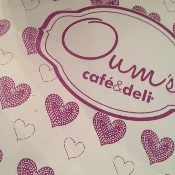 Foto tomada en Oum&#39;s Cafe  por Edina M. el 4/21/2014