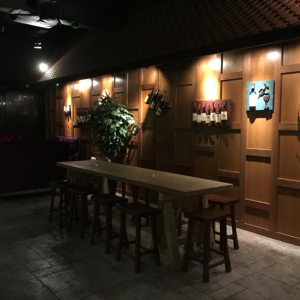Photo prise au Barn Thai Restaurant &amp; Bar par Cheryl W. le4/4/2015