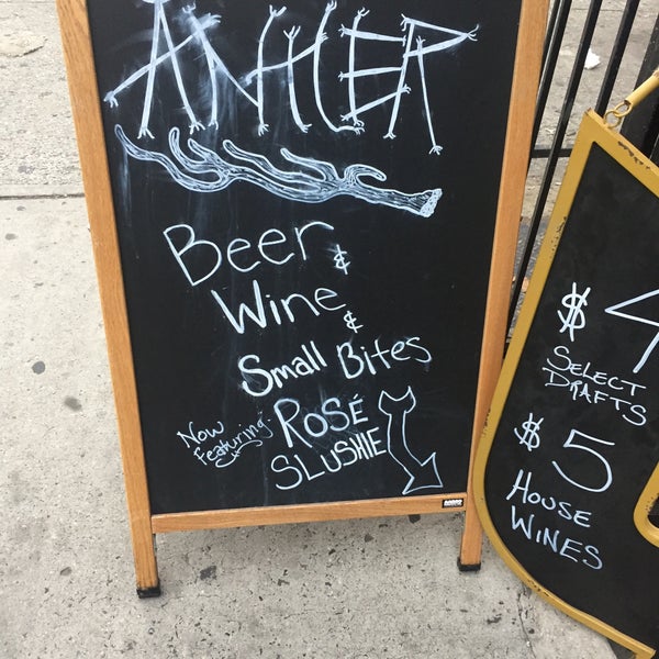 Photo prise au Antler Beer and Wine Dispensary par Jonathan W. le7/12/2017