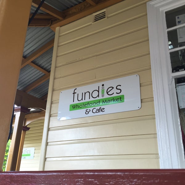 Photo prise au Fundies Organics Groceries &amp; Cafe par Rohan K. le1/8/2015