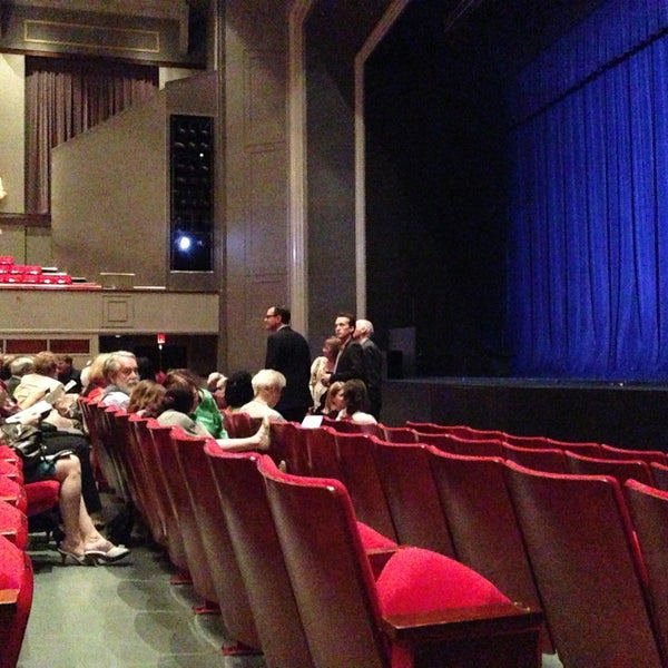 Foto tirada no(a) Raleigh Memorial Auditorium por Jeremy B. em 4/19/2013