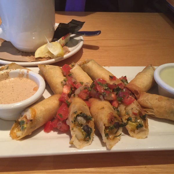 Photo taken at BJ&#39;s Restaurant &amp; Brewhouse by Annie S. on 12/13/2015