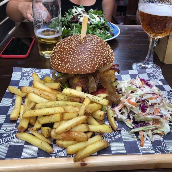 7/21/2019 tarihinde Tetianka I.ziyaretçi tarafından Moondog&#39;s Bar &amp; Grill'de çekilen fotoğraf