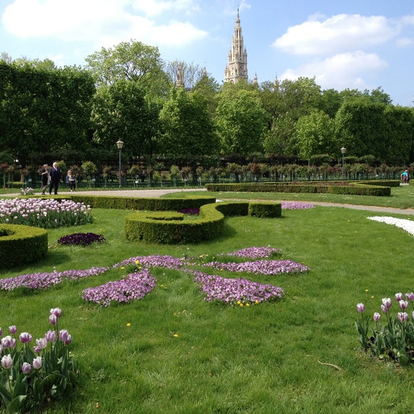 รูปภาพถ่ายที่ Volksgarten โดย Nikita เมื่อ 4/28/2013