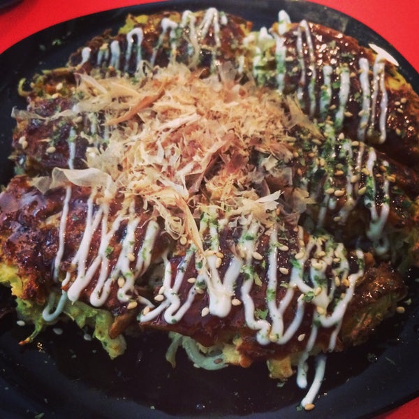 Delicioso restaurante de comidas japonés de verdad. Un Okonomiyaki perfecto y un menú del día genial. Nada de sushi californiano creativo. Okonomiyaki estilo Osaka e Hiroshima.