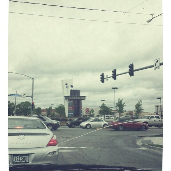 5/27/2013 tarihinde AJ H.ziyaretçi tarafından Merle Hay Mall'de çekilen fotoğraf