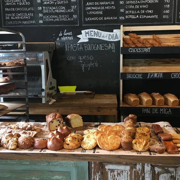 Croissant, brioche jamon y queso.