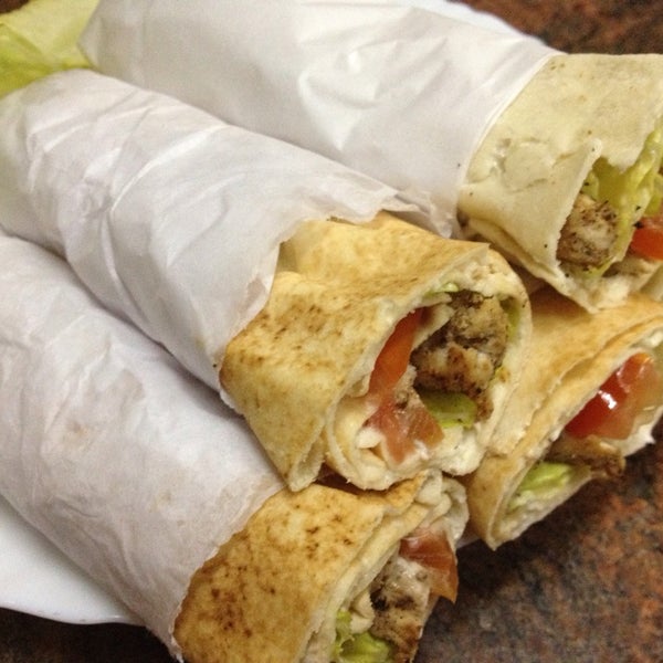 3/21/2014에 Medo M.님이 Shawarma Time شاورما تايم에서 찍은 사진