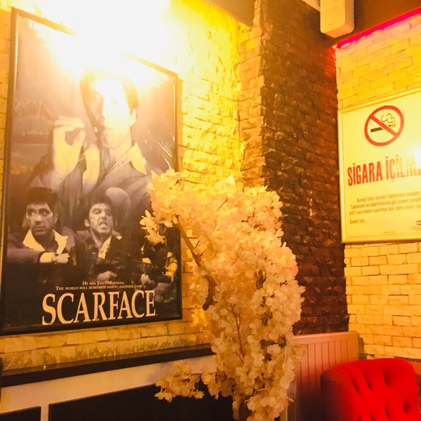 Foto tomada en Kahverengi Cafe &amp; Karaoke Bar  por Yasin M. el 1/2/2020