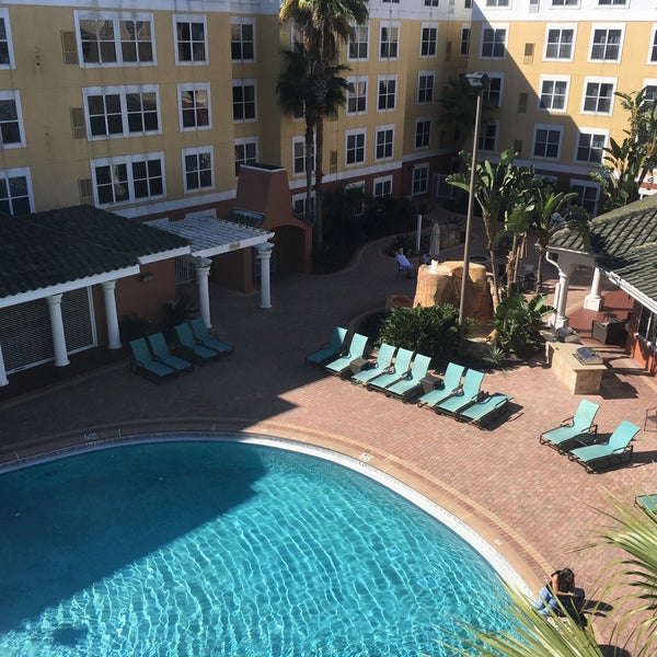 รูปภาพถ่ายที่ Residence Inn by Marriott Orlando Lake Buena Vista โดย Bryan H. เมื่อ 2/12/2017