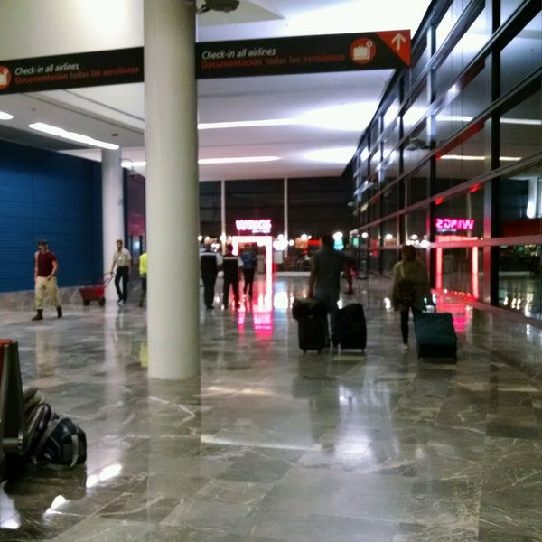 Foto tirada no(a) Aeropuerto Internacional de Tijuana (TIJ) por Ivi P. em 8/28/2016