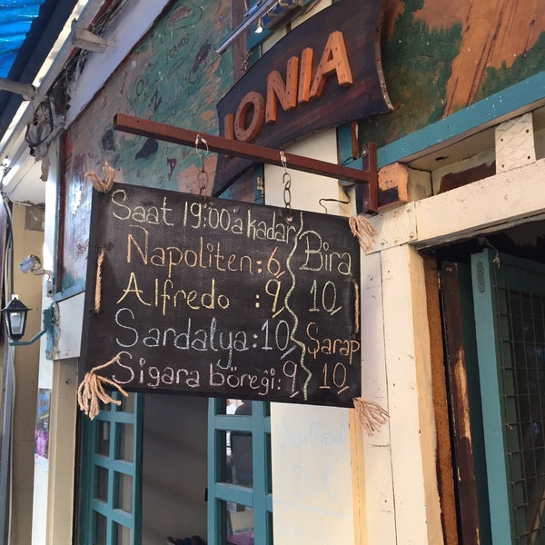 Foto diambil di İonia Cafe oleh Şirvan S. pada 10/18/2017