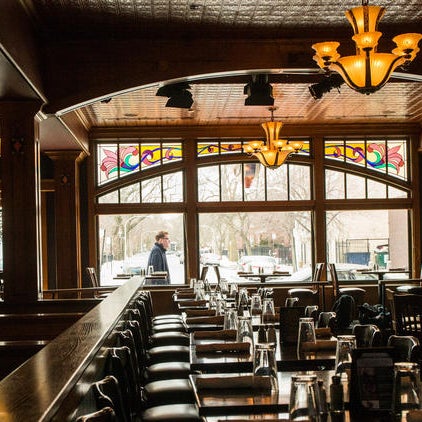 The dark, largely wood-decorated restaurant is most popular for its sandwiches, which it offers in a number of varieties, such as steak on ciabatta, barbecue pulled pork and pot roast melt on challah.