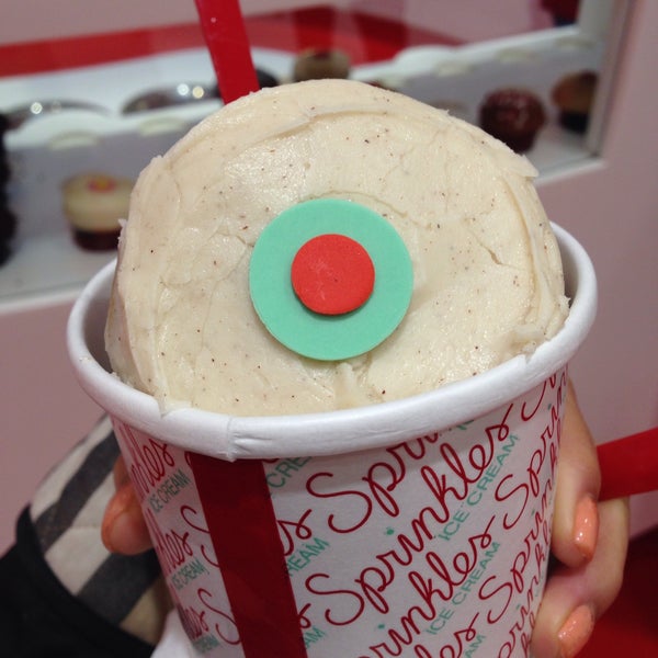 Foto scattata a Sprinkles Dallas Ice Cream da Mariana F. il 12/22/2014