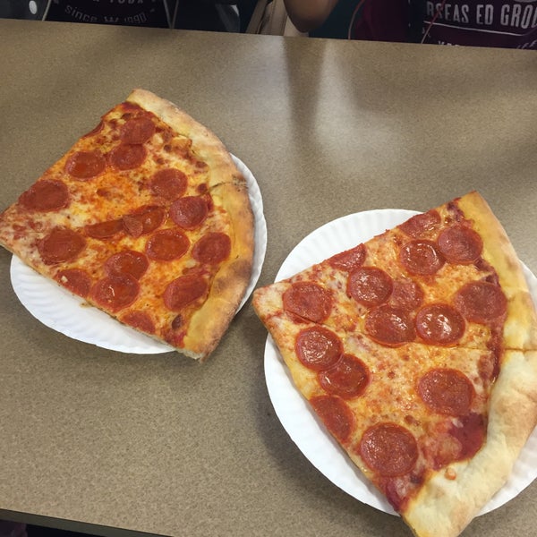 5/20/2016 tarihinde Beau Tananan R.ziyaretçi tarafından Sam&#39;s Pizza Palace'de çekilen fotoğraf