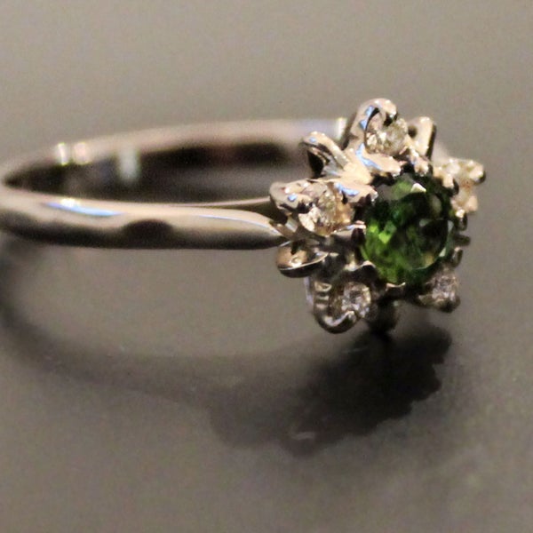 Engagement Ring mit Turmalin und Diamanten.