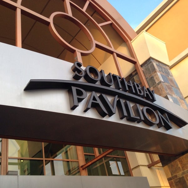 Foto tirada no(a) SouthBay Pavilion por Jumper (. em 4/19/2014