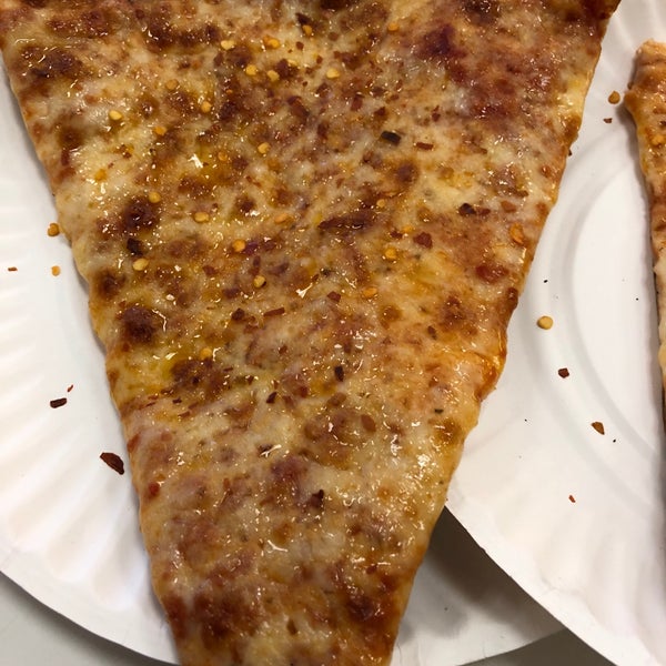 รูปภาพถ่ายที่ Cassiano&#39;s Pizza โดย Kenny M. เมื่อ 10/5/2018
