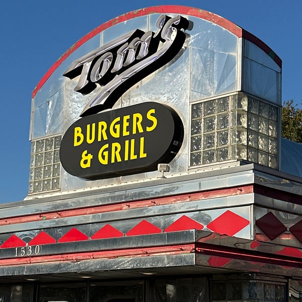 Снимок сделан в Toms Burgers &amp; Grill пользователем Kenny M. 10/2/2022