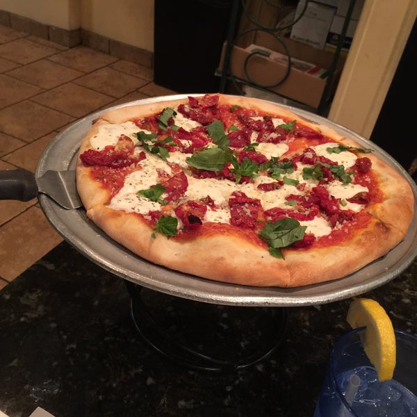1/3/2016에 Irem B.님이 Sal&#39;s Brick Oven Pizza &amp; Italian Restaurant에서 찍은 사진