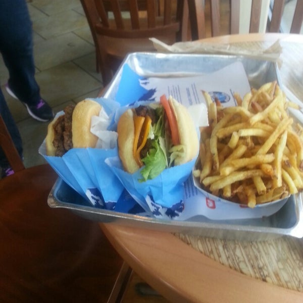 รูปภาพถ่ายที่ Elevation Burger โดย Larry D. เมื่อ 5/31/2014